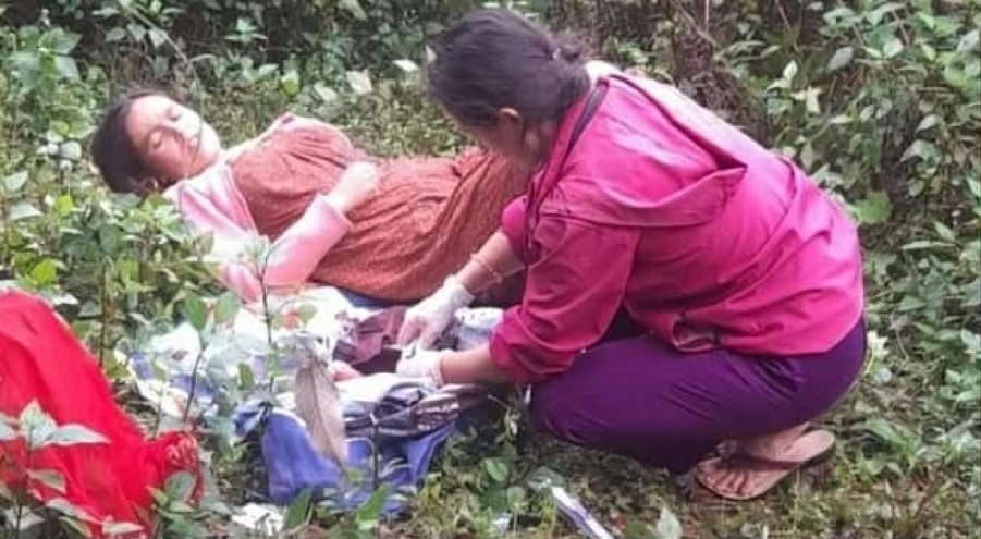स्वास्थ्य चौकी हिँडेकी बसन्तीले बाटोमै शिशु जन्माइन्