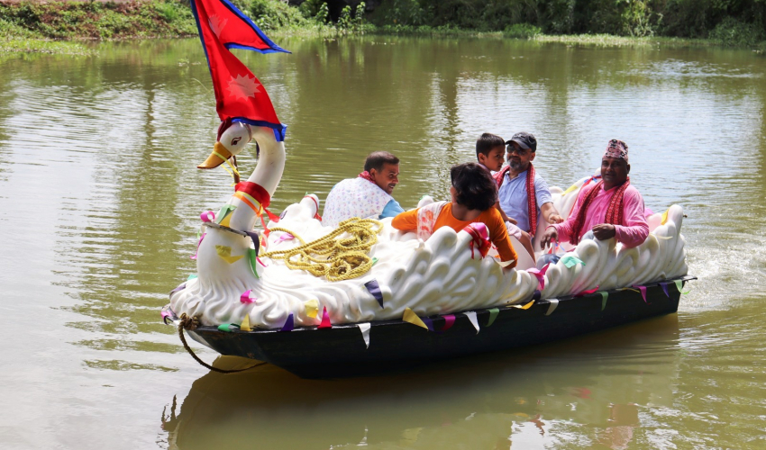 धनगढीको वेलादेवी तालमा डुङ्गा सञ्चालन