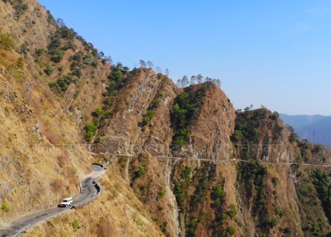 कैलालीको भासु भीरमा कार खस्यो