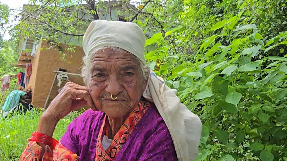 बेपत्ता छोराको पर्खाइमा बझाङकी सय वर्षीय आमा