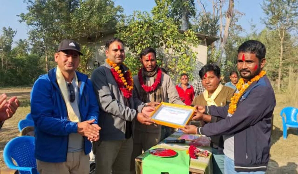 गम्भीर घाइतेको ज्यान बचाएबापत डा. विवेक जोशीलाई डमौलियावासीद्वारा सम्मान