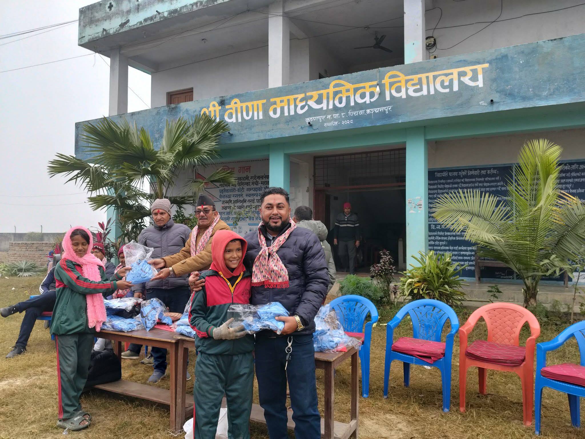 जानकी सामुदायिक वन द्धारा विद्यार्थीहरूलाई खेलकुद जर्सी सहयोग