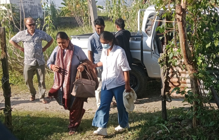 विपिन जोशीका आमा र बहिनी रितै हात घर पुगे, शवको प्रतीक्षा