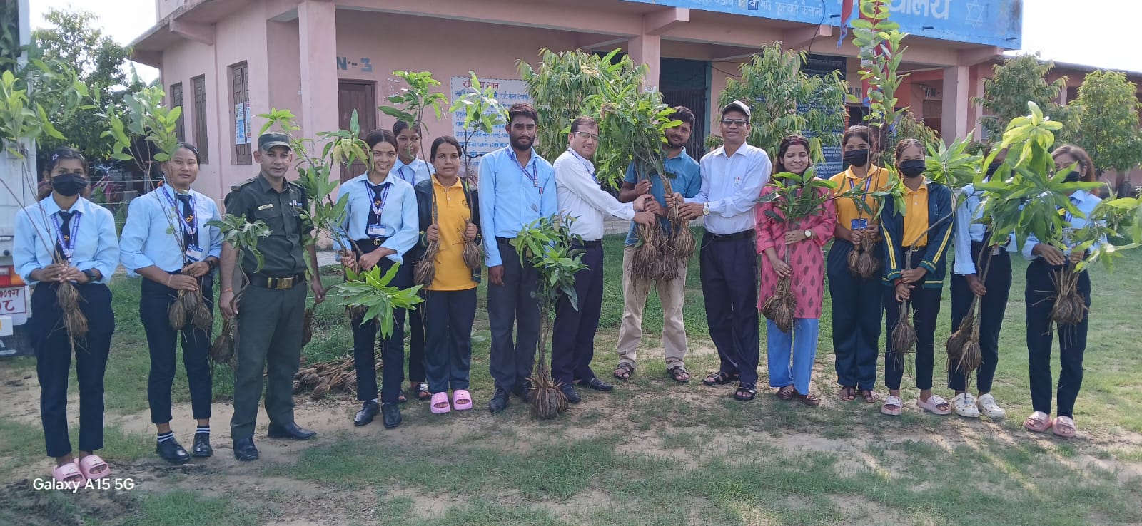 धनगढीका सामुदायिक विद्यालयमा ४५ सय फलफूलका बिरुवा रोपिदै