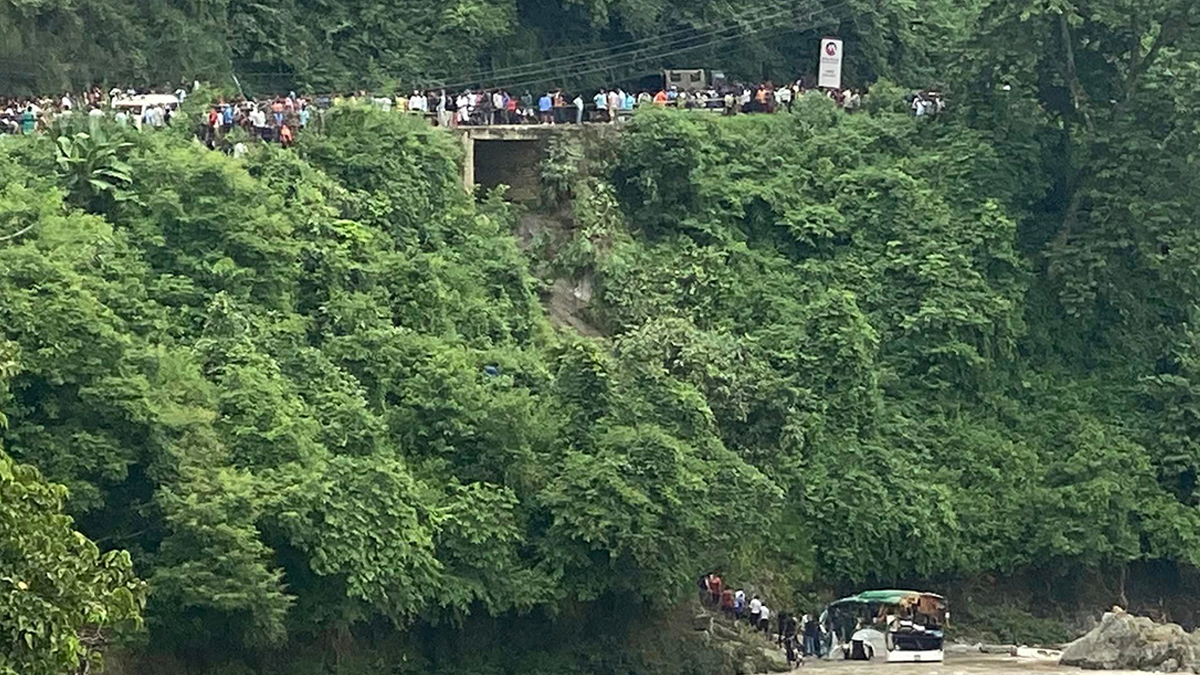 त्रिशूली नदीमा बस खस्दा ८ जनाको मृत्यु, ८ घाइतेको उद्धार, ७ बेपत्ता