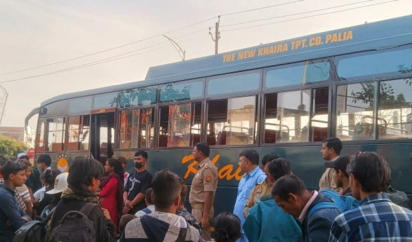 नेपाली यात्रु बोकेका दुई बस भारतीय प्रहरीको नियन्त्रणमा