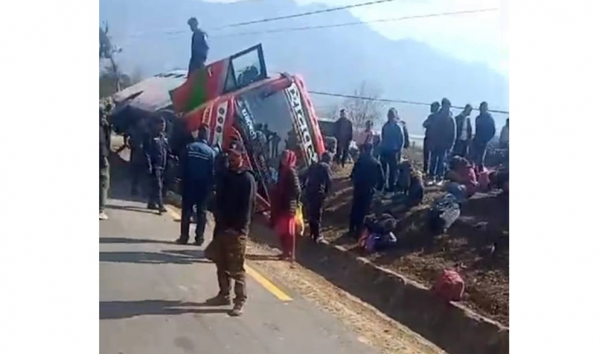 काठमाडौँबाट कैलाली आउँदै गरेको बस गोराङ्गेमा दुर्घटना