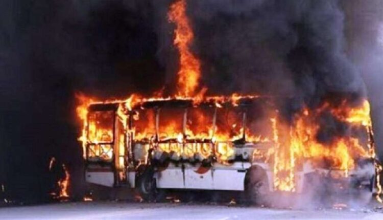 कञ्चनपुरमा पार्किङ गरिएको बसमा आगलागी