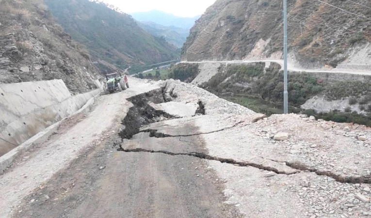 बझाङको चैनपुर–ताक्लाकोट सडक भासिँदा यातायात अवरुद्ध
