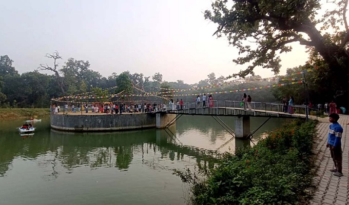 धनगढीको चन्द्रमुखी ताल आन्तरिक पर्यटकले भरिभराउ