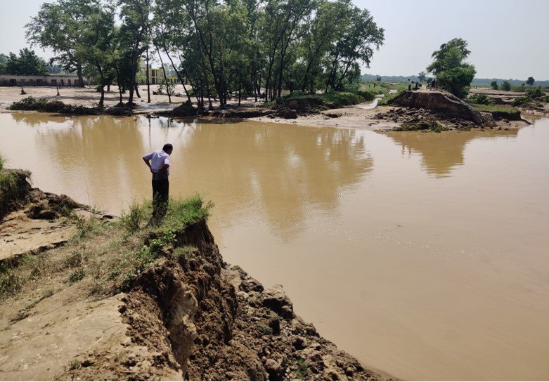 कन्चनपुरमा चौधर नदी धार परिवर्तन गरी बस्तीमा