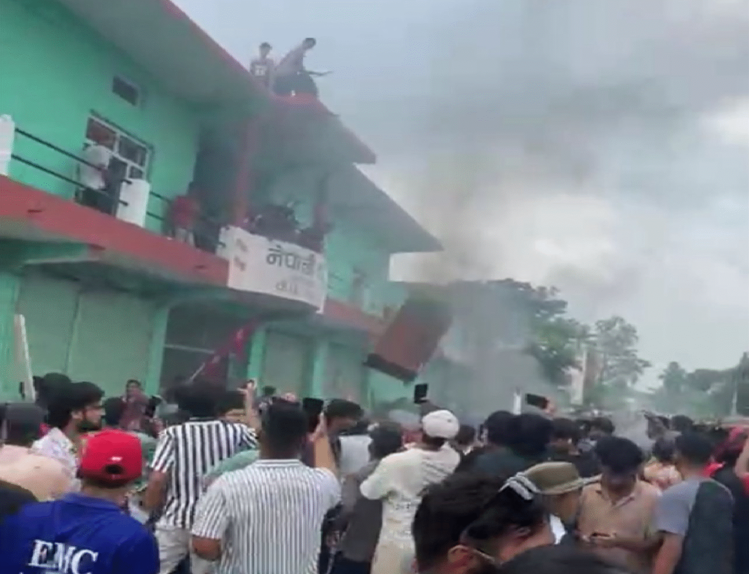 धनगढीस्थित कांग्रेस पार्टी कार्यालयमा आगजनी तथा तोडफोड