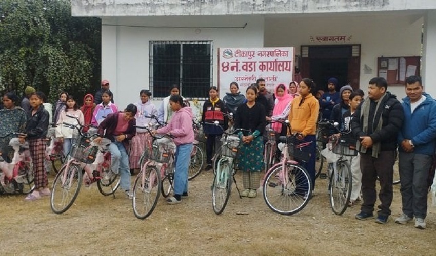 विपन्न समुदायका छात्रालाई वडा कार्यालयबाट साइकल सहयोग