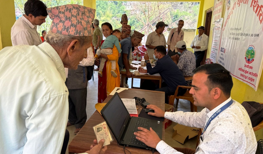 दार्चुलाको मालिकार्जुनमा वडामै पुगेर सामाजिक सुरक्षा भत्तासँगै बिरामी जाँच