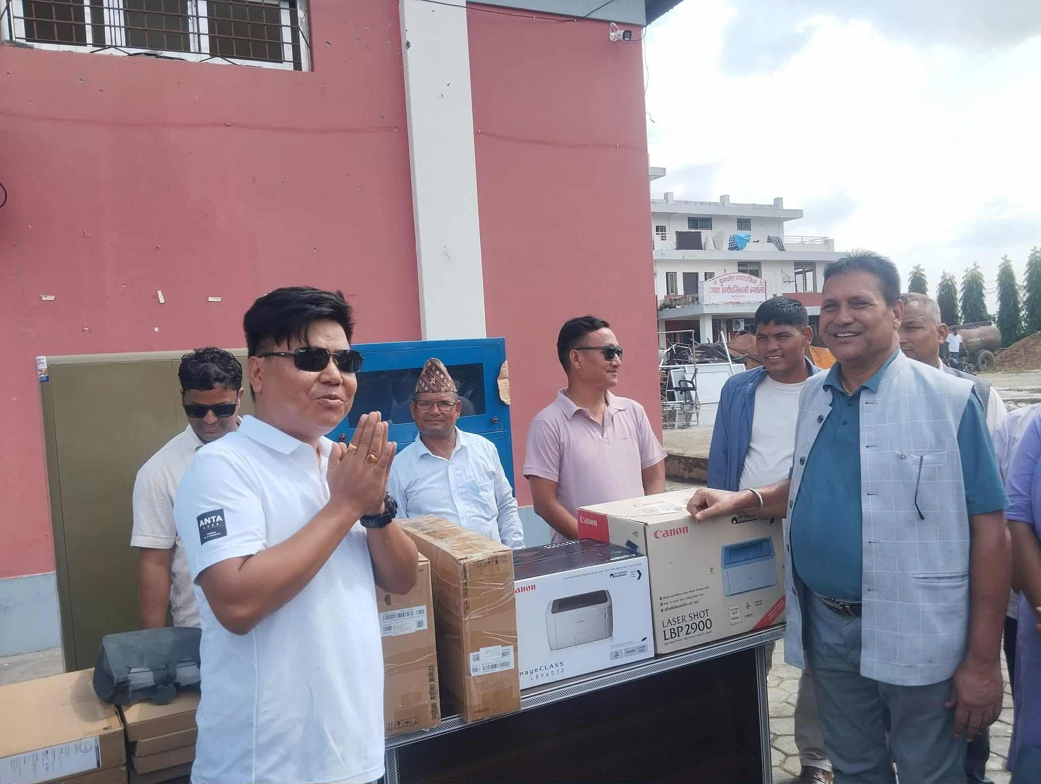 युवा व्यवसायी दाउत तामाङ गरे पुनर्वास नगरपालिकालाई सहयोग