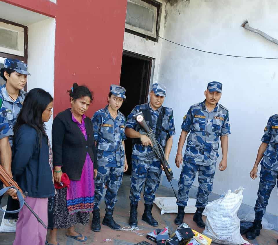 धनगढीमा तस्करीको समान सहित २ महिला सशस्त्रको फन्दामा
