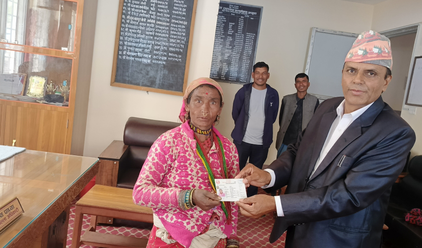 बाजुराकी धना वादीलाई ५५ वर्षको उमेरमा नागरिकता