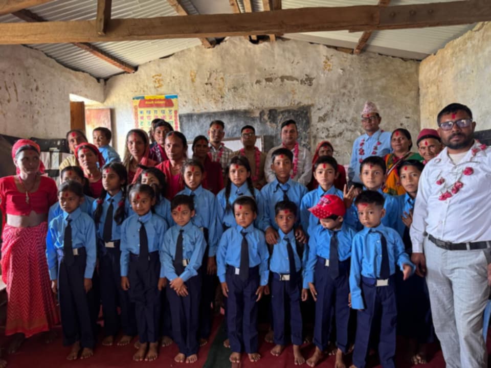 खान पुगोस् दिन पुगोस् अभियानद्वारा डडेल्धुरामा विद्यार्थीलाई विद्यालय पोसाक वितरण