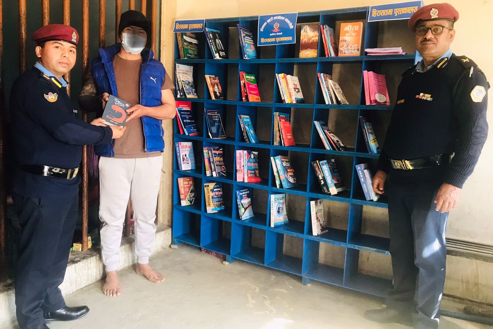 कैलालीमा एक प्रहरी कार्यालयको हिरासत कक्षमा पुस्तकालय स्थापना