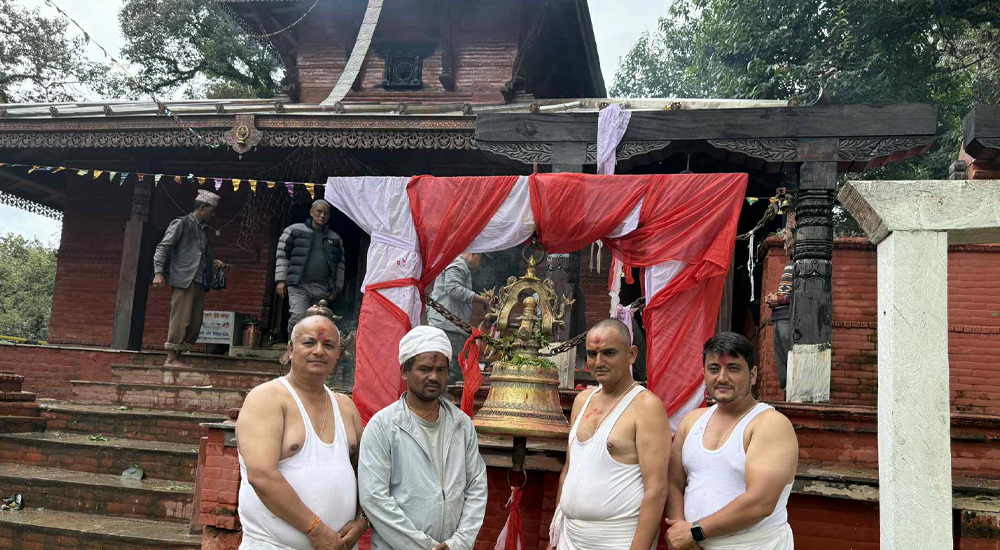 बाजुराको नाटेश्वरी मन्दिरमा एक क्विन्टलको घण्टी चढाईयो