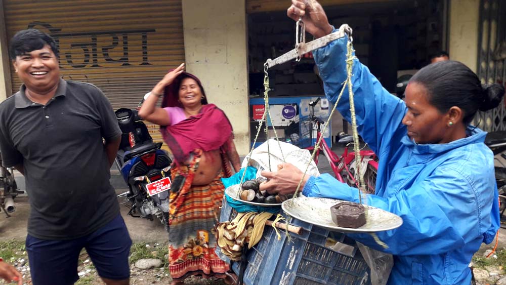 कैलालीमा थारू समुदायको परम्परागत घोँगीको व्यापार बढ्दो