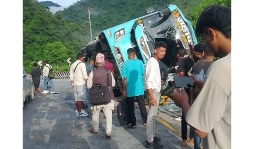 महेन्द्रनगरबाट काठमाडौँ जादै गरेको बस भरतपुरको घुमाउनेमा दुर्घटना १० जना घाइते