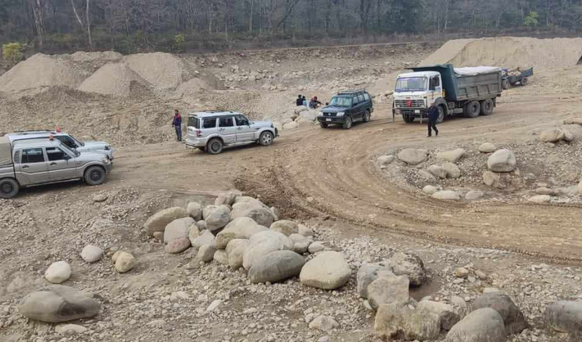 गोदावरीका तीन नदीबाट अवैध उत्खनन् गर्ने १९ ढुवानी धनीलाई जरिबाना