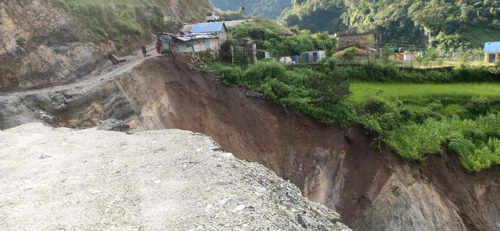 बाजुराका ग्रामीण सडक मर्मत नहुँदा स्थानीयलाई सास्ती