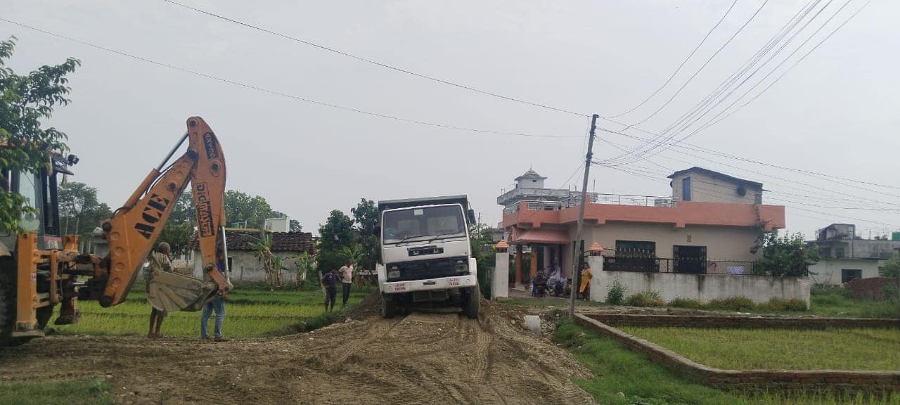 आवतजावतमै समस्या हुने सडकहरुमा ग्राभेल गर्दै धनगढी उपमहानगर