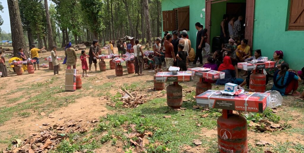 कैलालीको कोपिला सामुदायिक वनका उपभोक्तालाई ग्यास चुलो