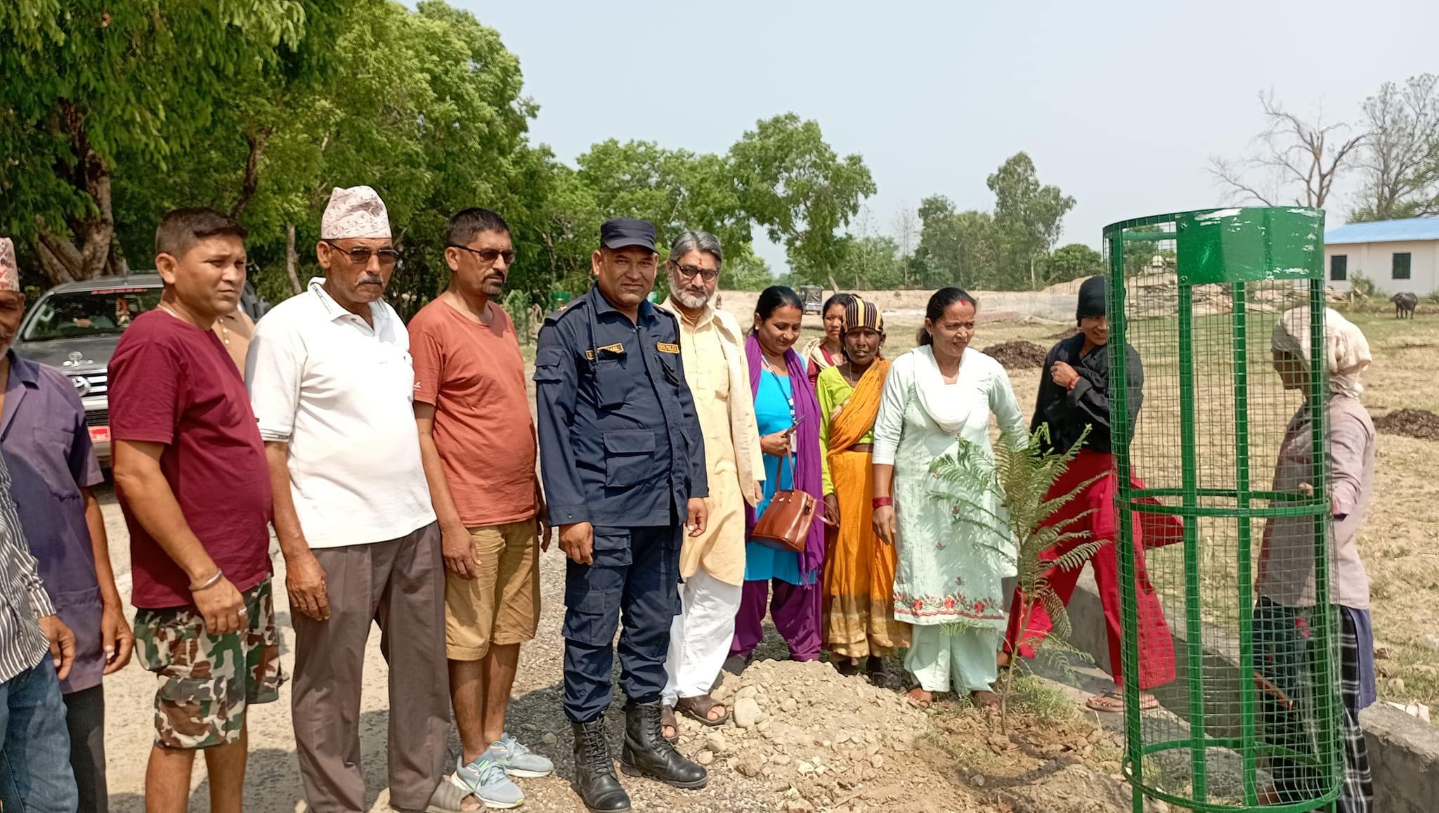 धनगढीमा हरियाली प्रवर्द्धन कार्यक्रम अन्तर्गत हुलाकी सडकमा बृक्षारोपण हुँदै