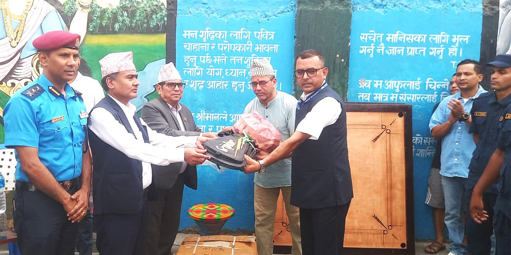कानुन मन्त्री शार्कीद्धारा कञ्चनपुरका कैदीबन्दीलाई शैक्षिक सामग्री सहयोग