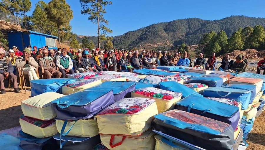 बैतडीको पाटन–९ मा ज्येष्ठ नागरिकलाई न्यानो कम्बल वितरण