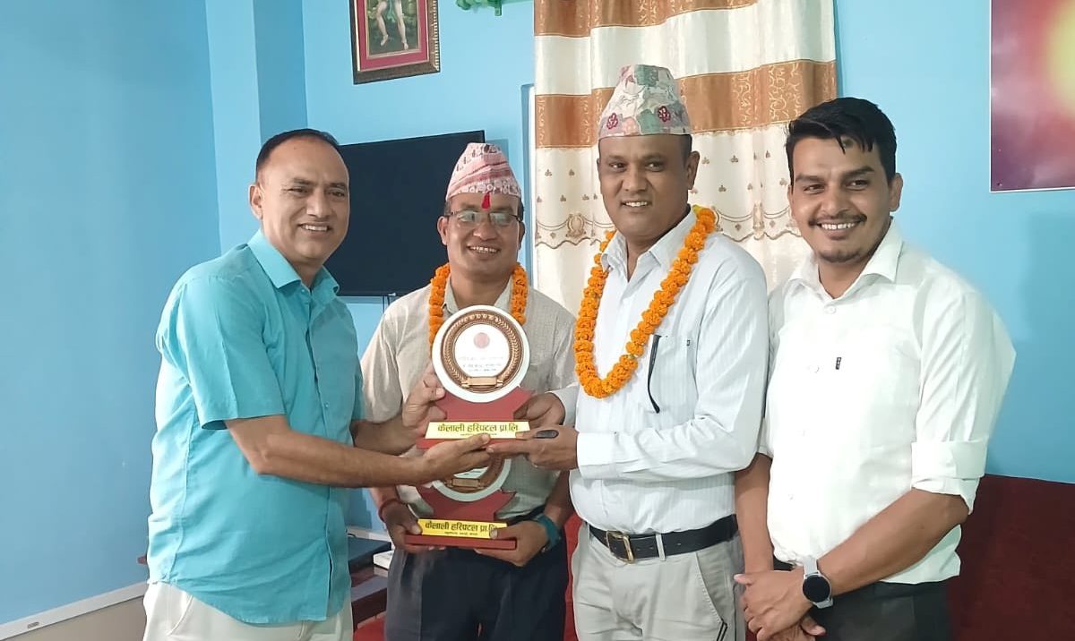 कैलाली हस्पिटल द्धारा नवनियुक्त सदस्यसचिव खड्का र क्याम्पस प्रमुख डा. बिष्टलाई स्वागत