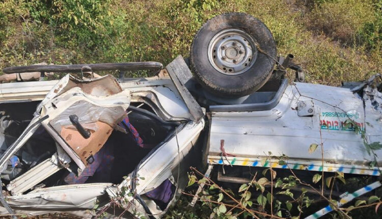 अत्तरियाबाट छुटेको जीप बैतडीमा खस्यो