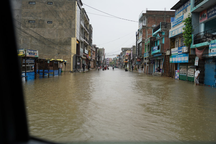 कन्चनपुरको झलारी बजारका स्थानीयका घरभित्र पस्यो वर्षात्‌को पानी