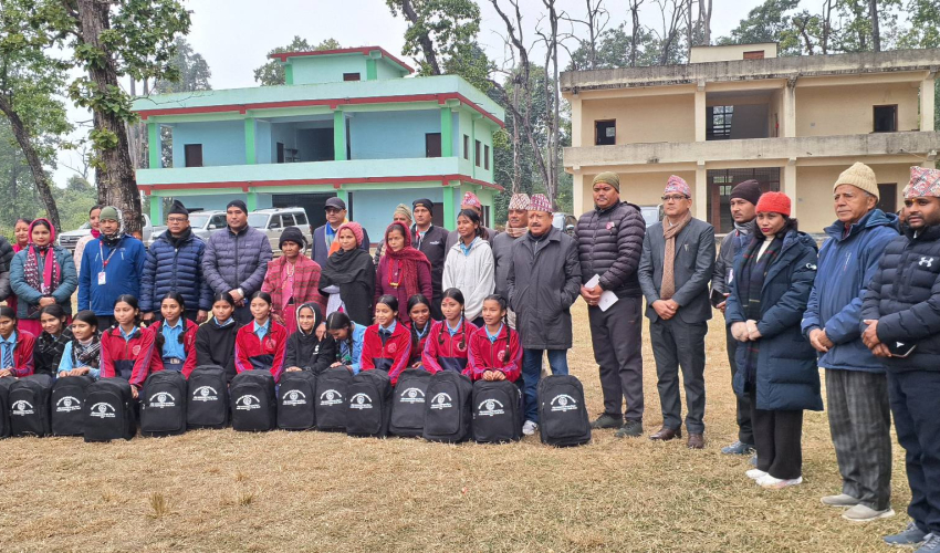 धनगढी उपमहानगरले ५७६ छात्रालाई जुठे दमाई छात्रवृत्ति वितरण गर्दै