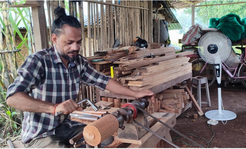 युट्युब हेरेर सिकेको काष्ठकलाबाट कञ्चनपुरका भक्तबहादुर मनग्य आम्दानी गर्दै
