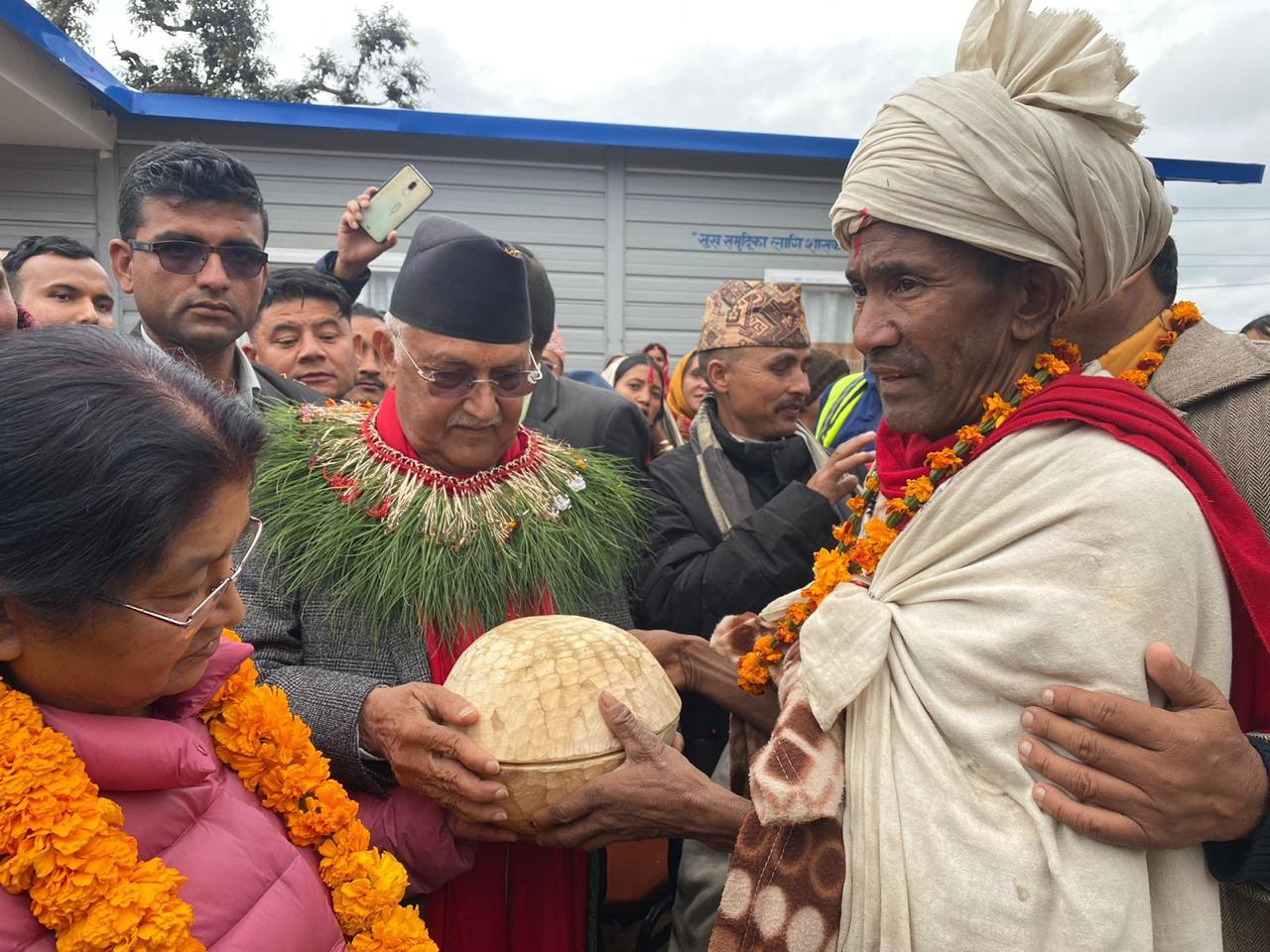 राउटेका मुखियाबाट ओलीलाई कोही उपहार