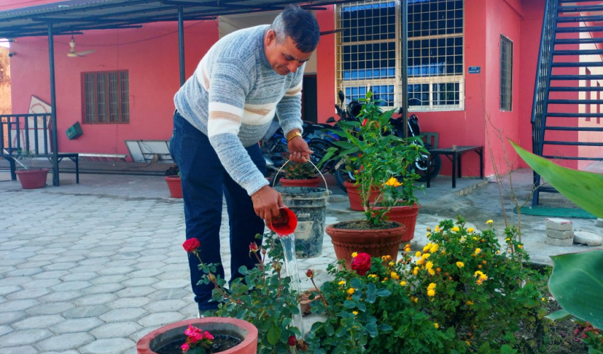 शुक्लाफाँटा –१० का वडाध्यक्ष आफैंले कार्यालय परिसरमा सजाए फूलबारी