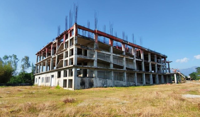 ठेकेदारले काम रोकेपछि लम्की अस्पताल अलपत्र