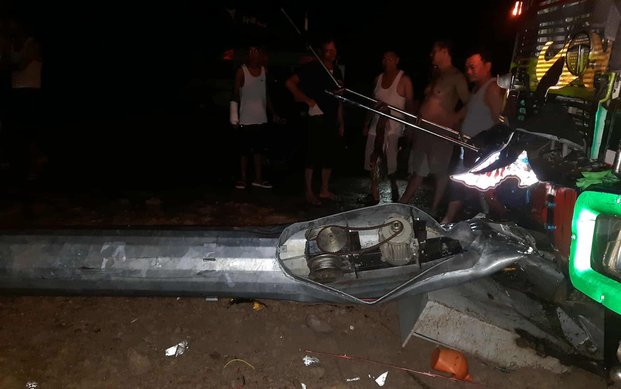 कैलालीको लम्कीमा बिच सडकमा राखिएको हाइमास्ट लाइटको पोलमा ट्रक ठोक्कियो