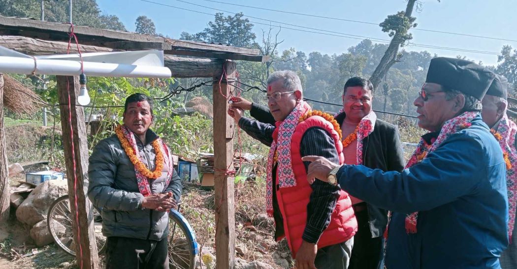 गोदावरीको बिकट बस्ती बेलपानी र फुलबस्तिमा बिजुली बल्दा स्थानीय खुसी