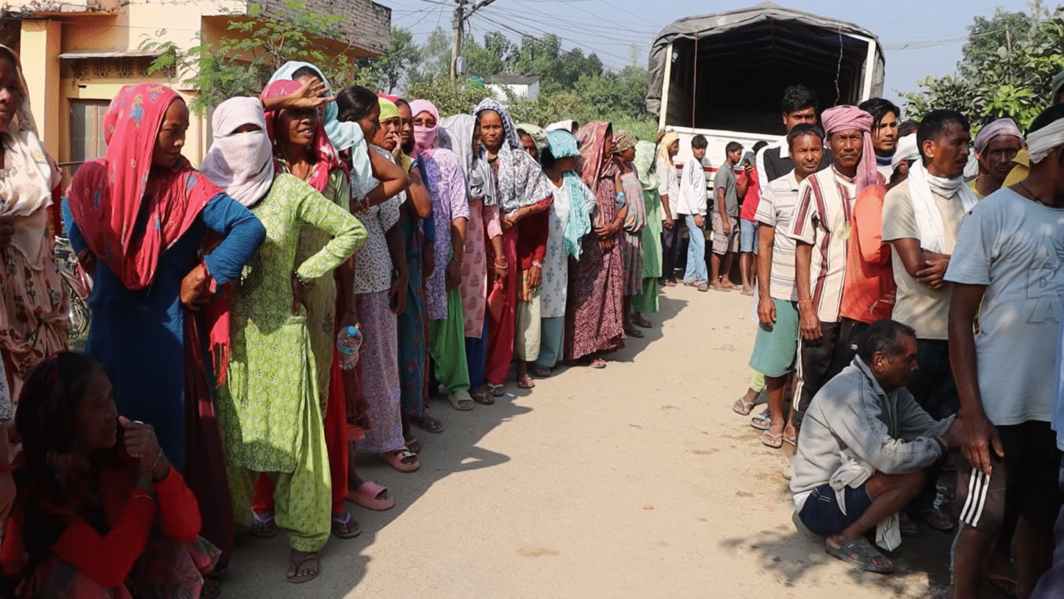 मलका लागी घण्टौँ लाइनमा बस्न बाध्य कैलालीका किसान