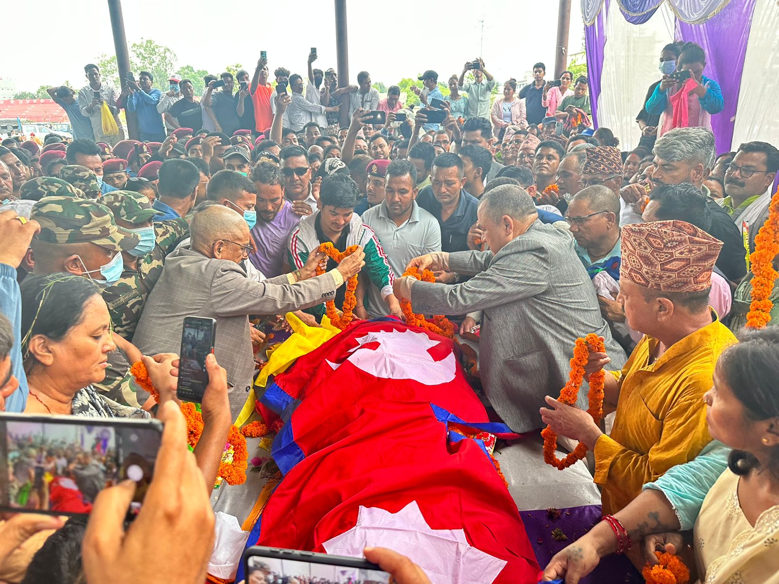 दुर्घटनामा निधन भएका मन्त्रीको पार्थिव शरीरमा प्रदेश प्रमुख र मुख्यमन्त्रीले ओढाए राष्ट्रिय झन्डा