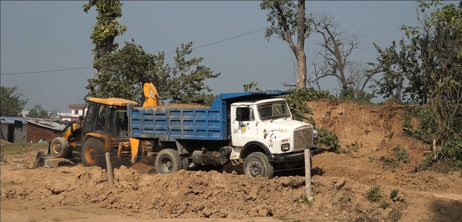 कैलालीको अत्तरीयामा अवैध रूपमा सामुदायिक वनको माटो बिक्री