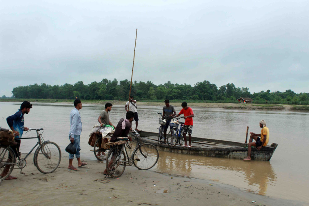 मोहना नदीमा हटेन डुङ्गाबाट वारपार