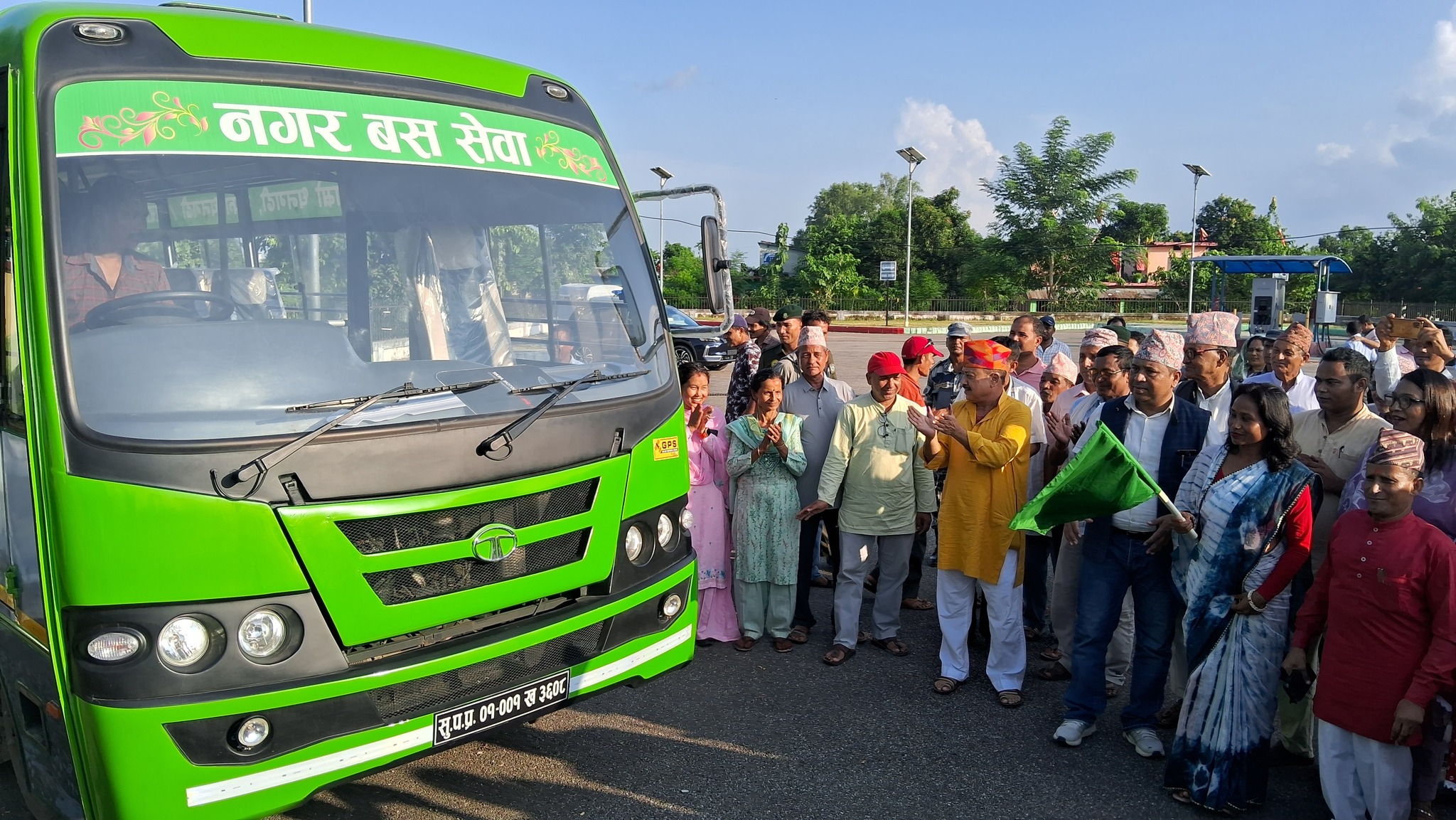 गाउँलाई सहरसगं जोड्न धनगढीमा नगर बस सेवा शुरु