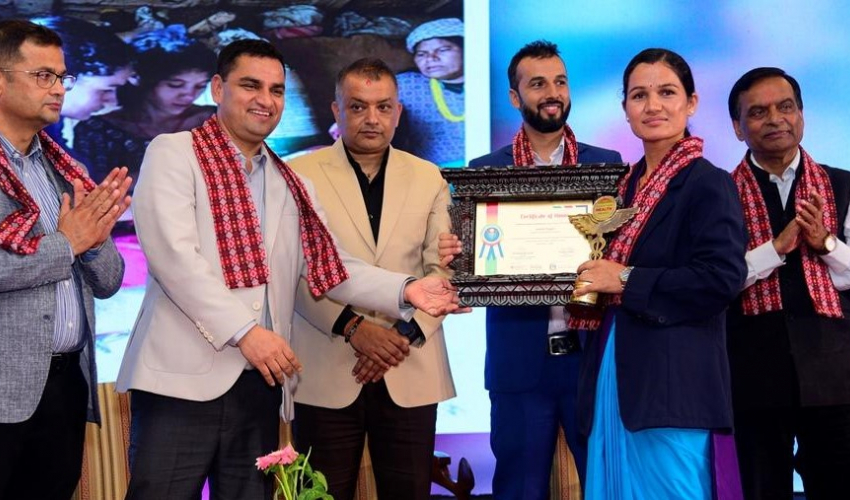 बैतडीकी अनमी पुजारा उत्कृष्ट नर्स अवार्डले सम्मानित