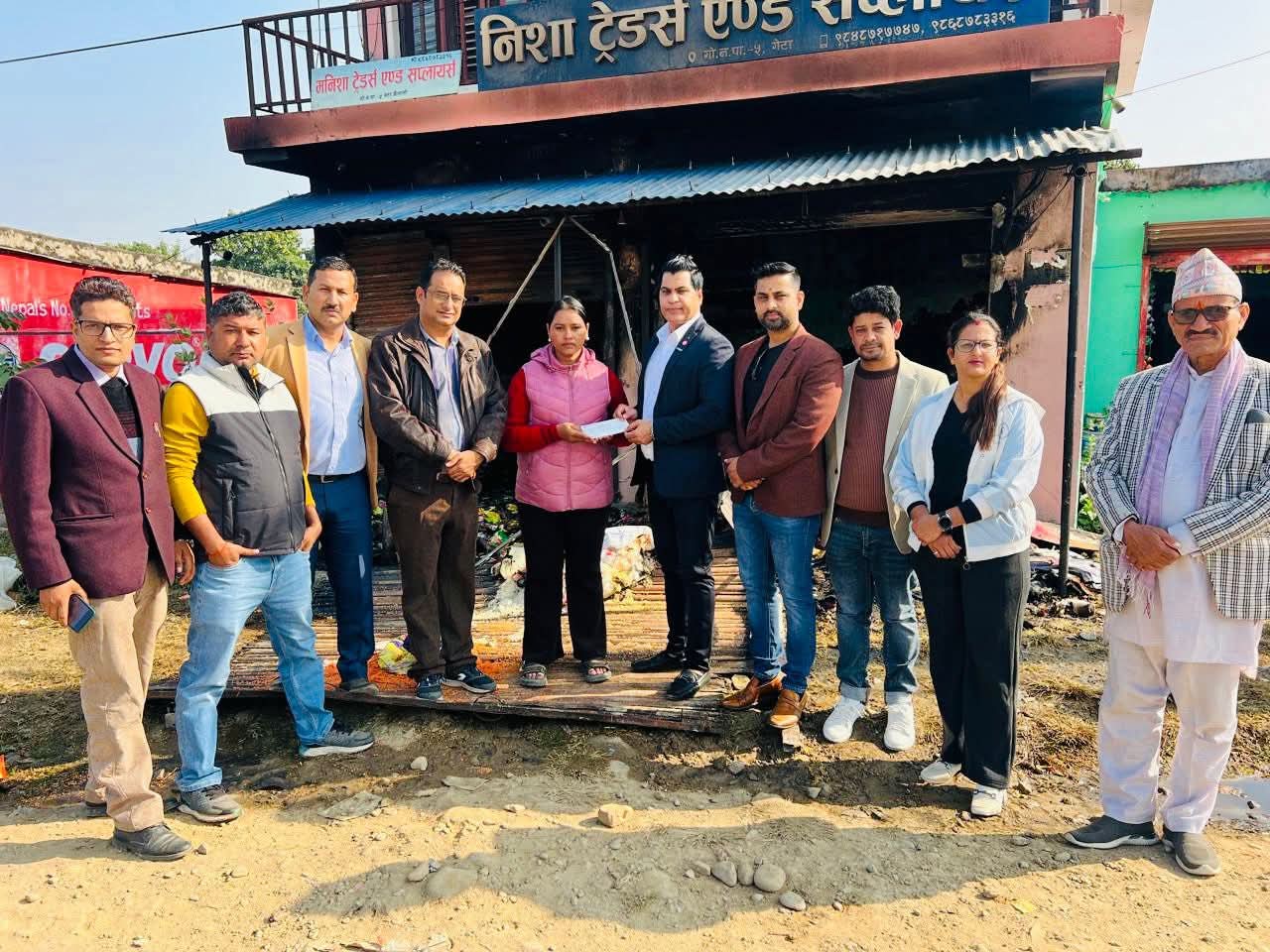 आगलागी पीडित व्यवसायीलाई कैलाली उद्योग वाणिज्य संघको ५० हजार राहत